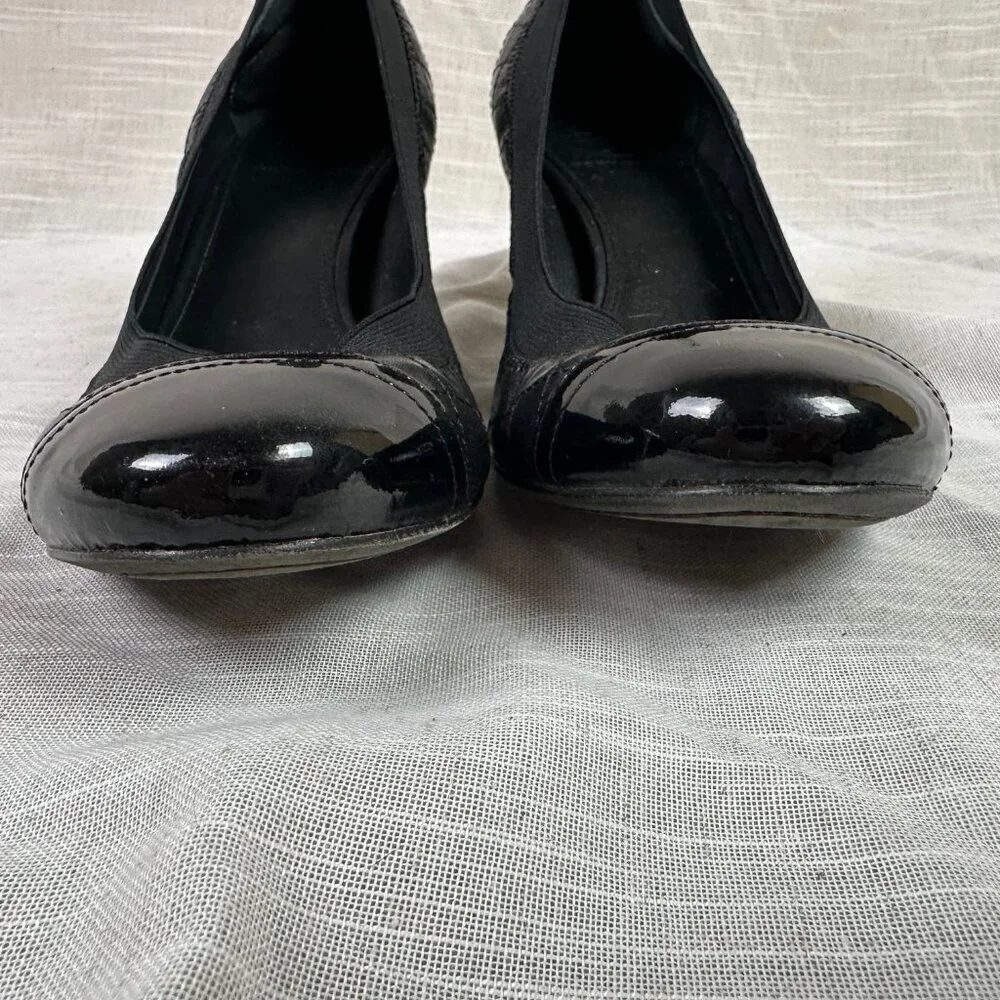 Tory Burch Carrie Quilted Soft Patent Toe Cap Block Heel Pumps Gold Black Sz 8.5
